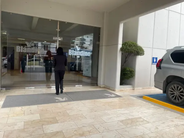Ángela Sarante entrando a la funeraria Blandino