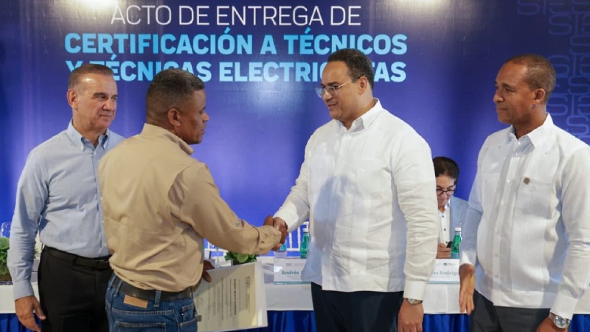 Transmisión eléctrica en RD modernizada por ETED