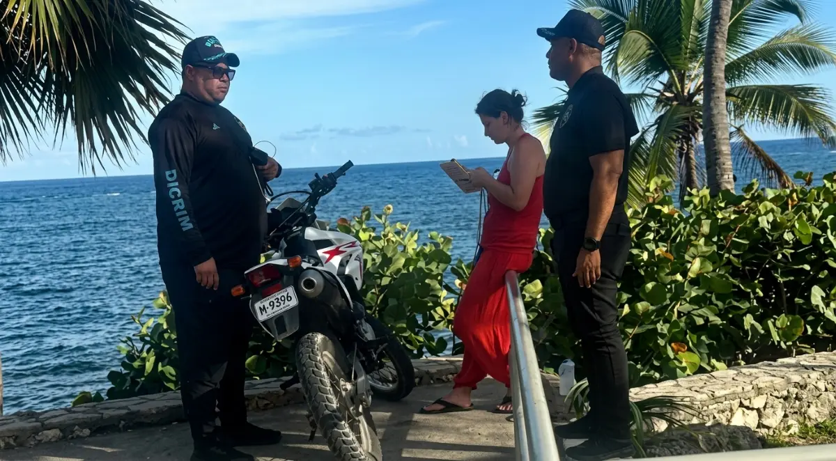 DICRIM busca a los ladrones que le robaron mochilas a influencers checos que limpiaban la playa de Güibia