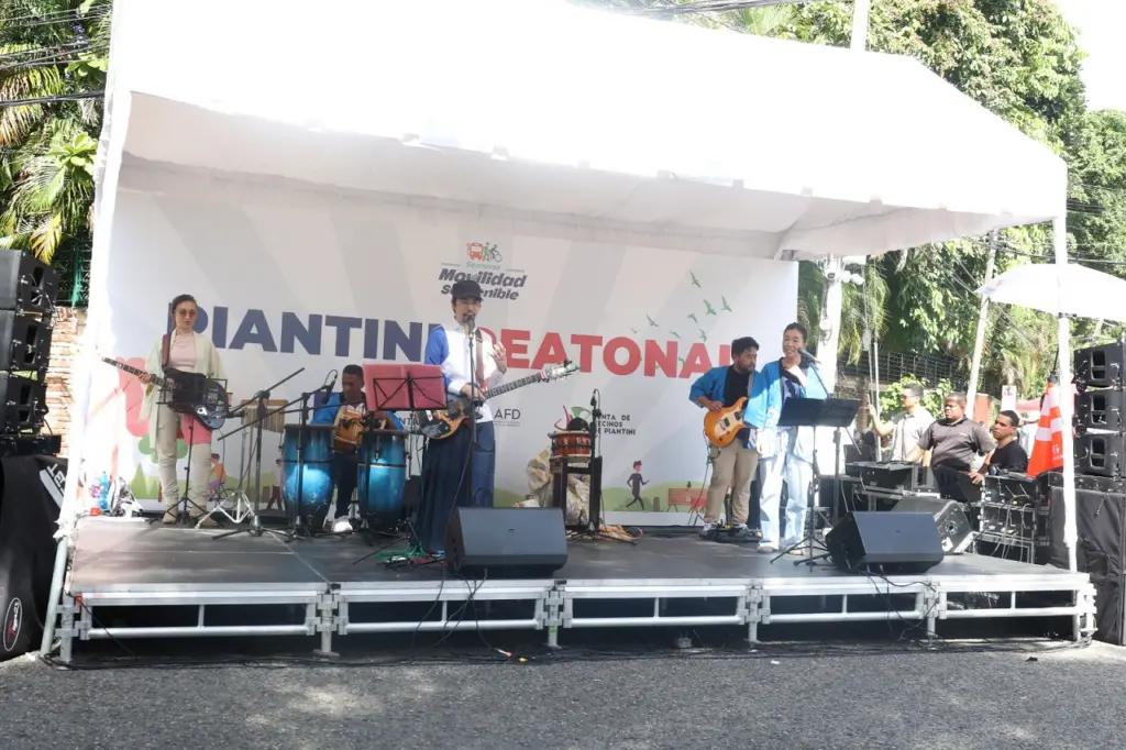 Banda de JICA interpretó canciones tanto en japonés como en español. José Francisco.