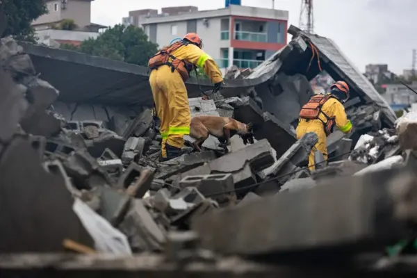 Integrantes de organismos de rescate realizan labores de búsqueda entre los escombros de un edificio que se derrumbó, el 12 de septiembre de 2026, en Sao Paulo (Brasil). EFE/ Isaac Fontana