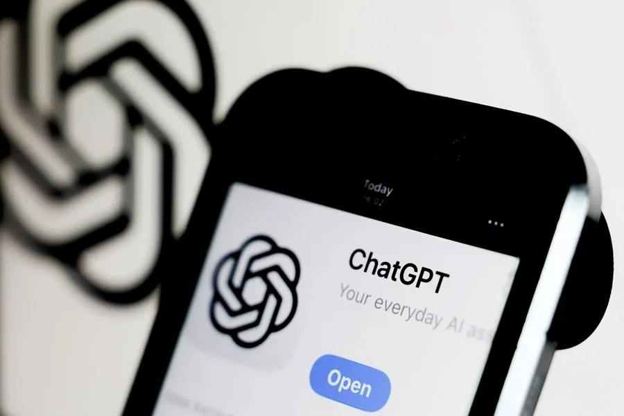Una imagen ilustrativa de archivo que muestra un teléfono móvil en el que aparece el logotipo de ChatGPT. EFE/Epa/Filip Singer