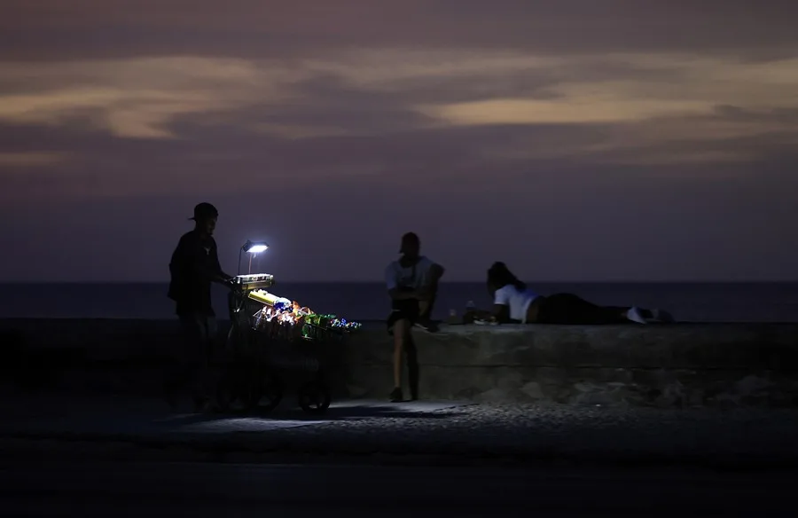 Cuba conecta todas las provincias a la red eléctrica tras el octavo apagón general del año