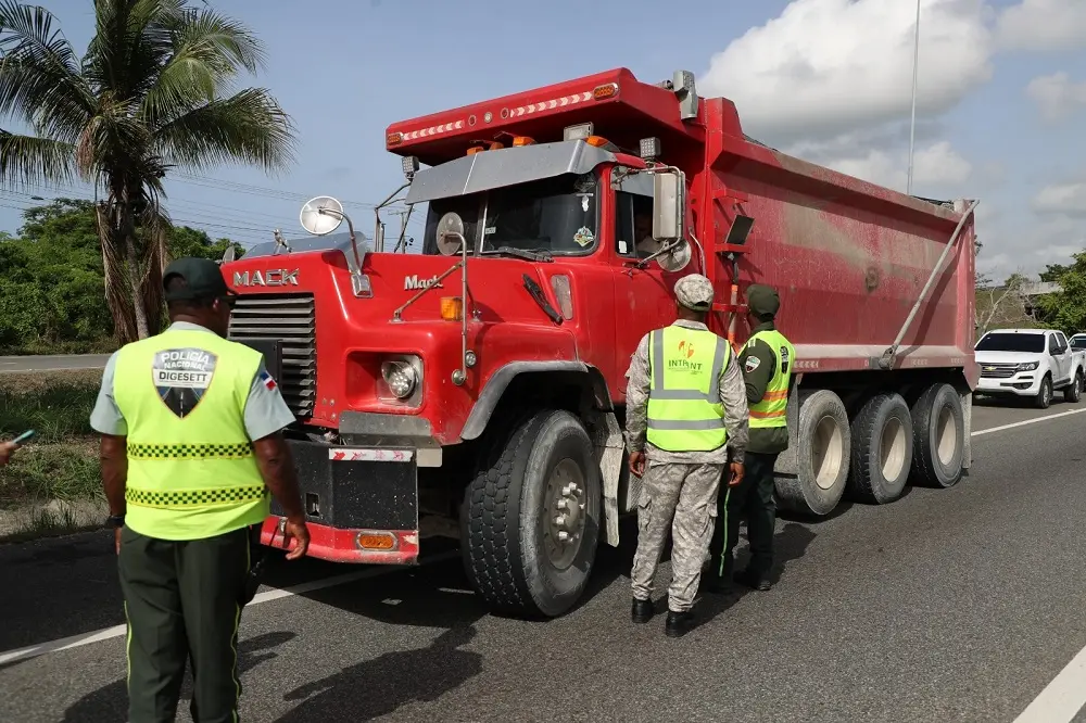 INTRANT y DIGESETT fiscalizan 41 vehículos pesados por transitar en carril izquierdo