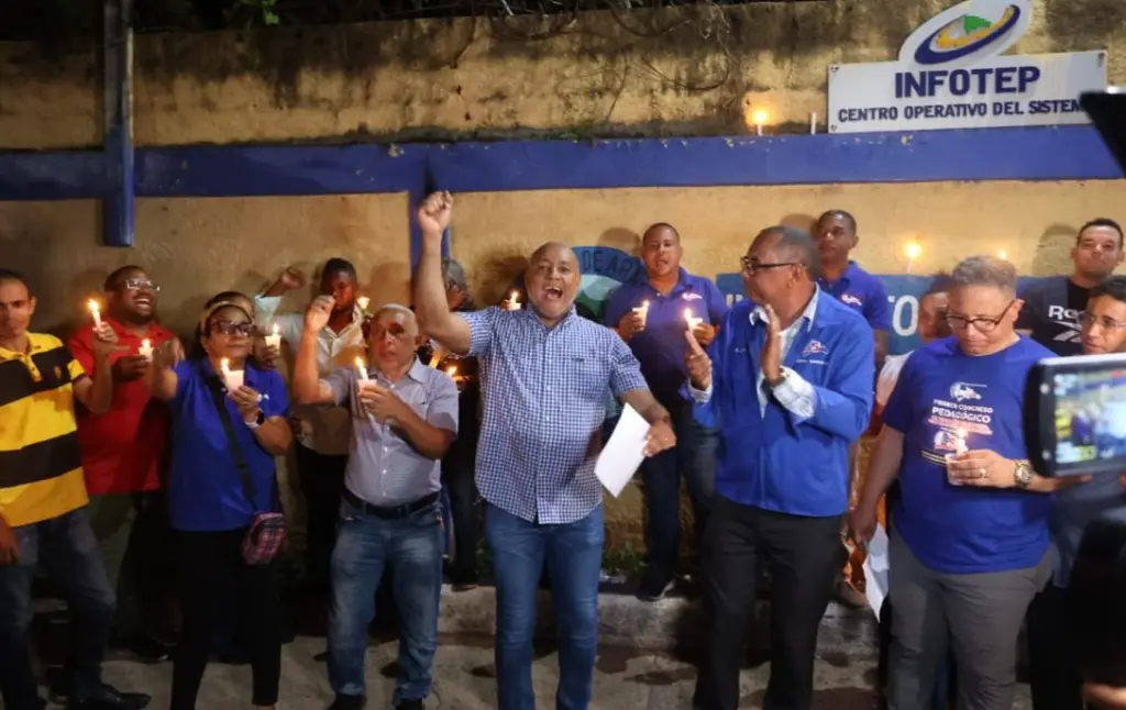ADP sale a las calles: enciende velas por escuelas precarias y desafía críticas de Educación