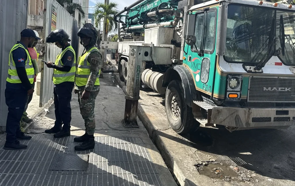 INTRANT multa a 15 empresas constructoras por obstrucción de la vía pública