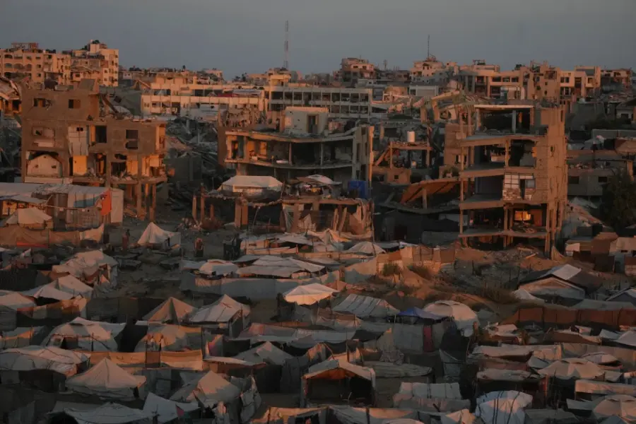 Carpas que albergan a palestinos desplazados se ven entre edificios dañados por la guerra en Ciudad de Gaza