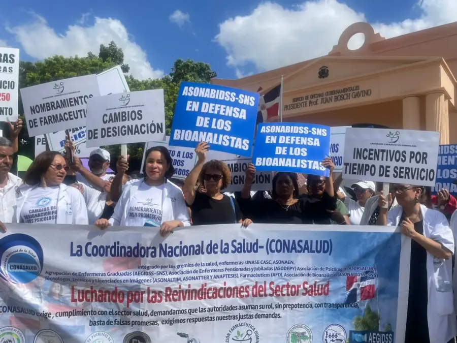 Conasalud realizó un plantón frente al Palacio Nacional en demanda de aumento salarial, aplicación del tiempo en servicios y otras mejoras.