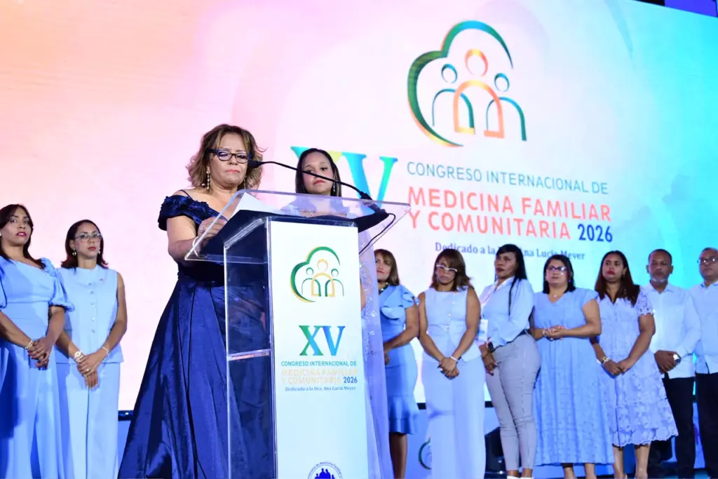 Congreso reconoció la trayectoria de la doctora Ana Lucía Meyer por sus aportes en el área de la medicina familiar.