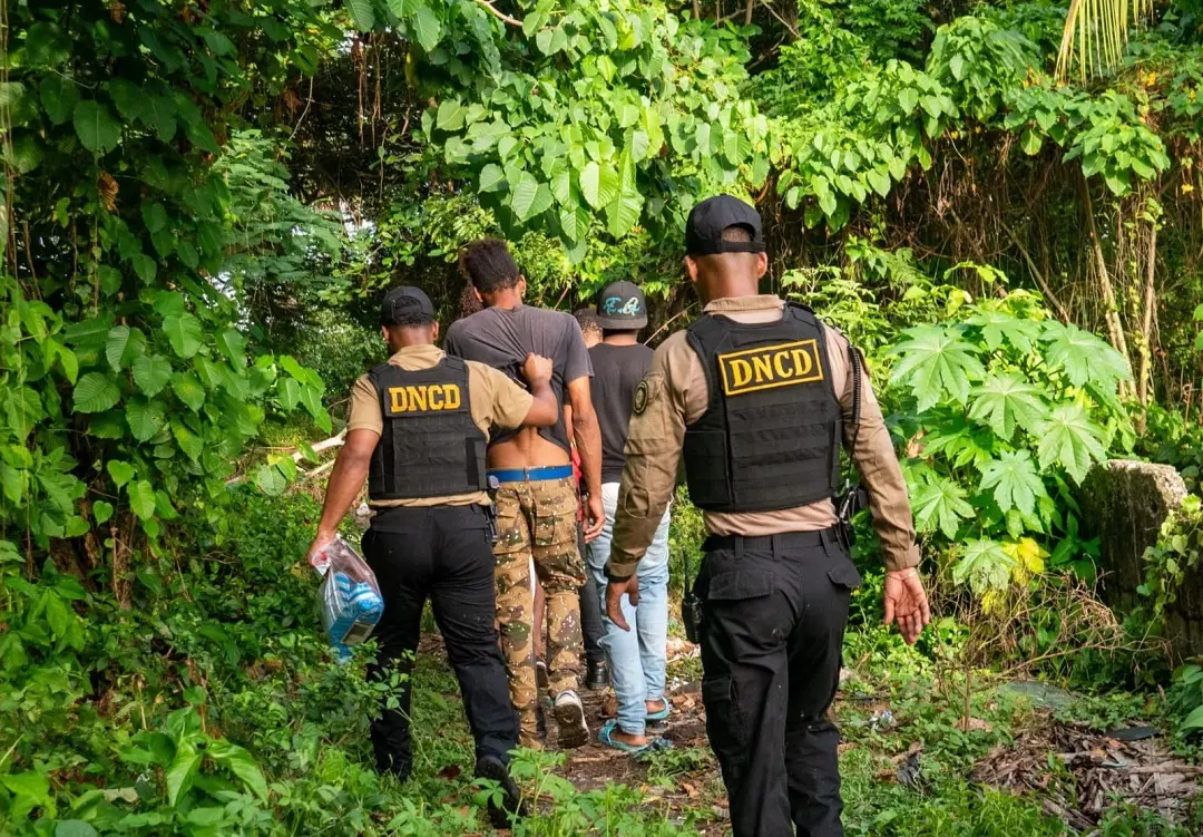 Microtraficantes reciben a tiros a miembros de la DNCD durante operativo en La Vega