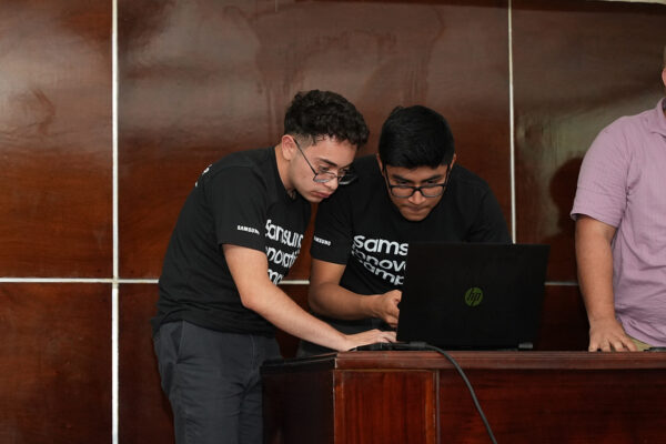Jóvenes dominicanos de 20 a 25 años pueden optar por 350 becas del Samsung Innovation Campus para estudiar inteligencia artificial y programación.