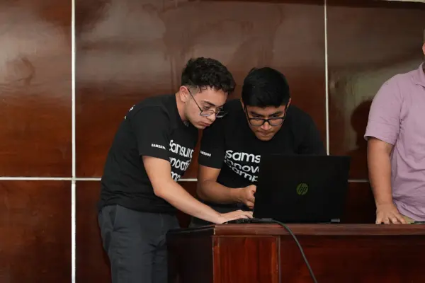 Jóvenes dominicanos de 20 a 25 años pueden optar por 350 becas del Samsung Innovation Campus para estudiar inteligencia artificial y programación.