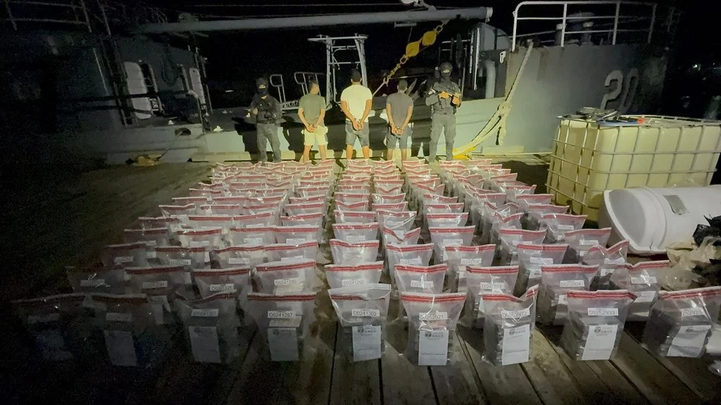 Autoridades intervienen narcolancha con 595 paquetes de cocaína en costas de Baní