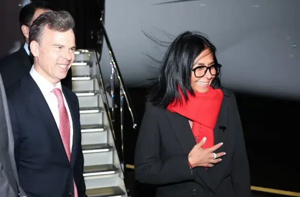 La presidenta encargada de Venezuela, Delcy Rodríguez (d) a su llegada este lunes a Nueva York