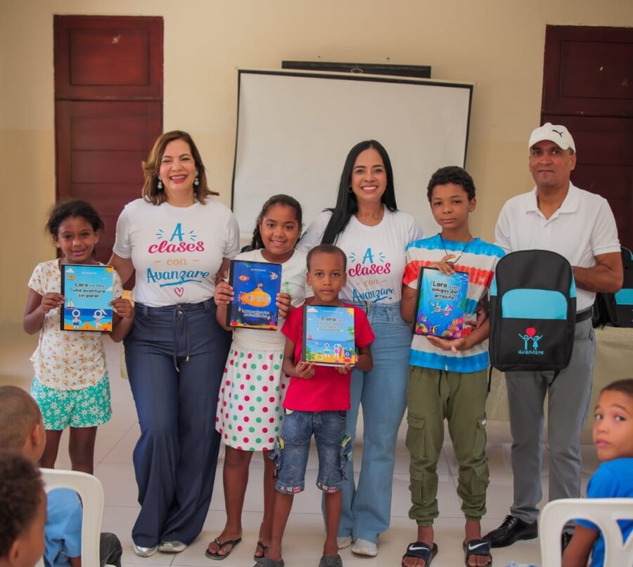 Directivos de la fundación entregan el donativo.