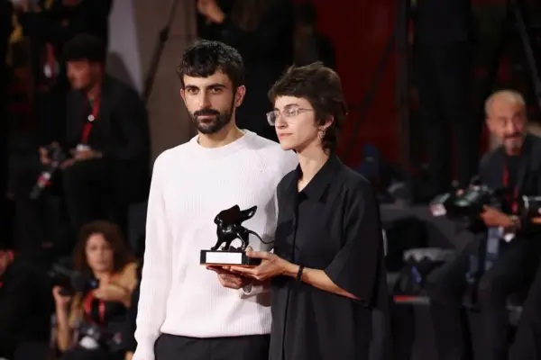 Los directores israelíes Yuval Abraham (i) y Rachel Szor (d) muestran el premio que recibieron en el Festival de Venecia por su documental 'Naza', el 12 de septiembre de 2026. EFE/Buesra Tasdemir