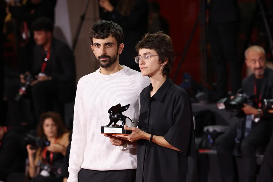 Los directores israelíes Yuval Abraham (i) y Rachel Szor (d) muestran el premio que recibieron en el Festival de Venecia por su documental 'Naza', el 12 de septiembre de 2026. EFE/Buesra Tasdemir