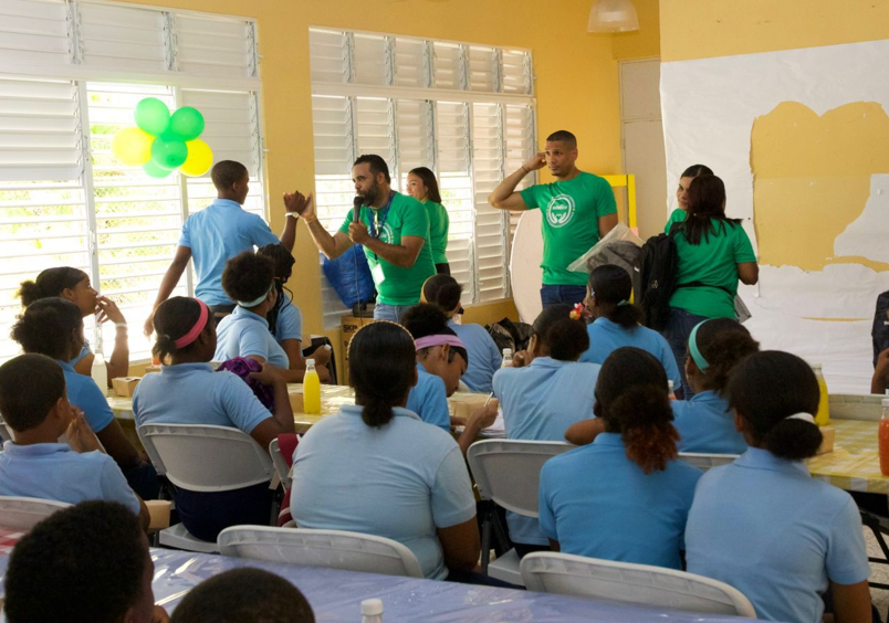 Edeeste dona útiles escolares a 200 niños en Miches como parte de su compromiso con las comunidades