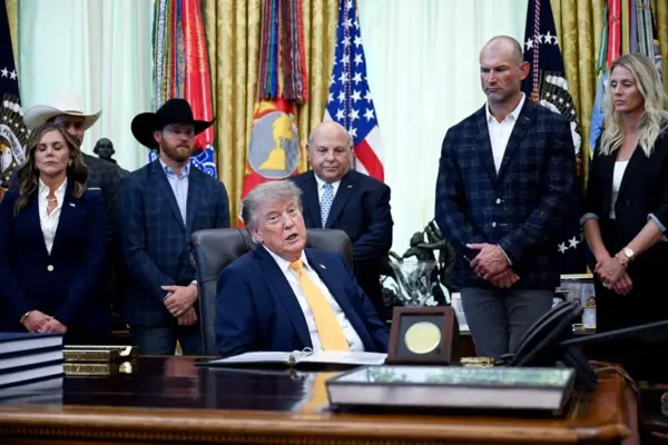 Fotografía del presidente de Estados Unidos, Donald Trump, hablando este jueves en la Oficina Oval de la Casa Blanca, en Washington (EE.UU.). EFE/EPA/ Annabelle Gordon