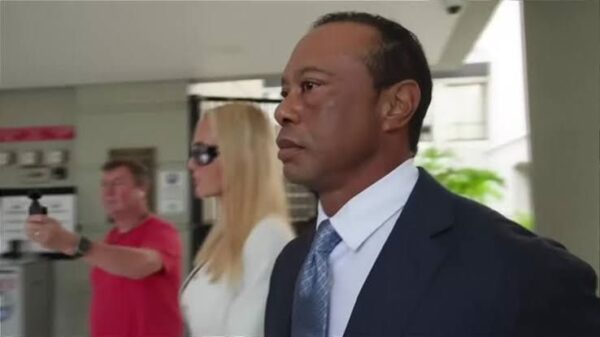 Tiger Woods, saliendo del tribunal con su esposa.