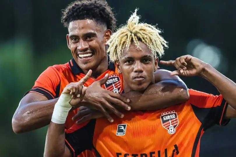 Yunior Peralta y Julio César Murillo, tras la victoria.