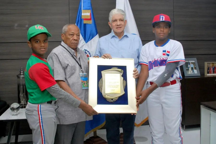 Entrega de reconocimiento al ingeniero Eduardo Estrella.