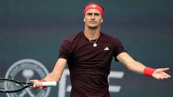 Alexander Zverev, pierde humor al jugar de madrugada.