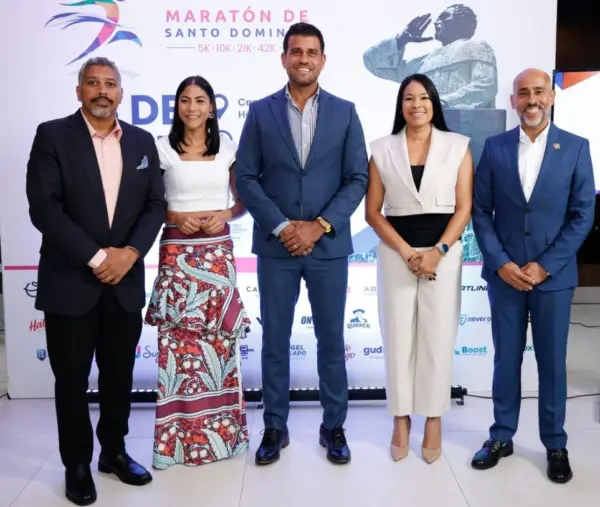 Asistentes al anuncio del Maratón de Santo Domingo.