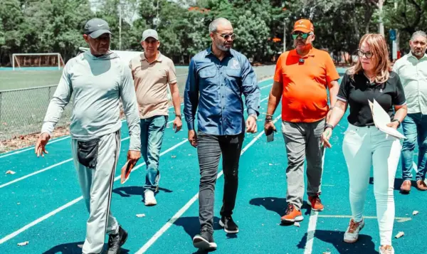 Autoridades recorren la pista de atletismo en SFM.