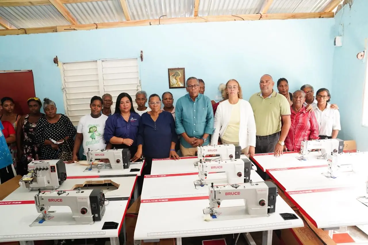 La DASAC entrega máquinas de coser a mujeres