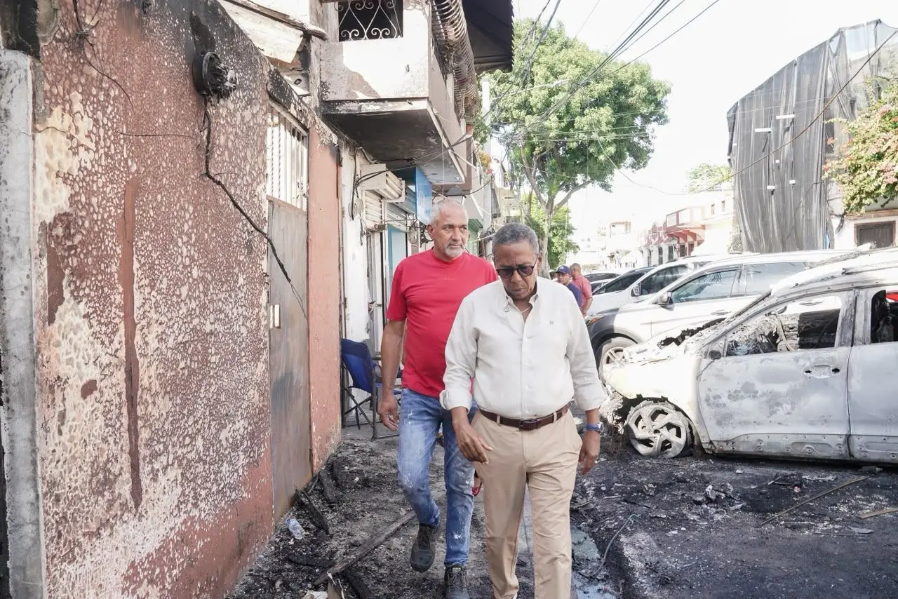 Gobierno auxilia familias afectadas por incendio en Zona Colonial