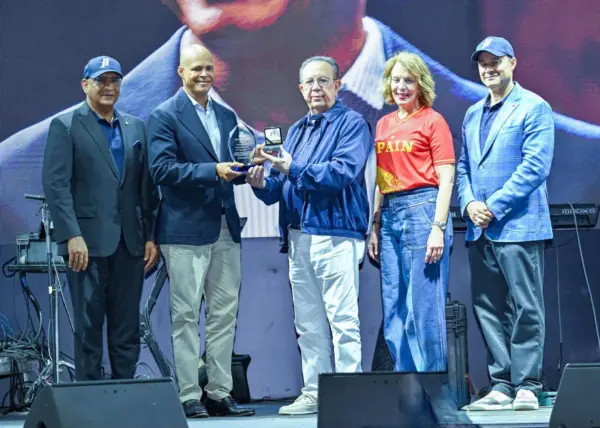 Félix Sánchez, es reconocido por  Héctor Valdez Albizu.
