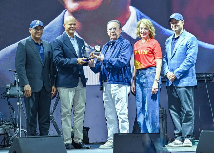 Félix Sánchez, es reconocido por  Héctor Valdez Albizu.