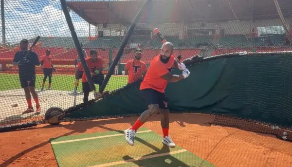Zoilo Almonte toma práctica de bateo ayer en el corral.