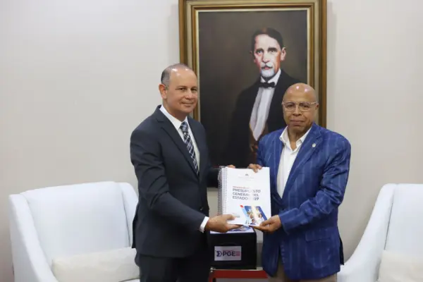 Alfredo Pacheco recibiendo el proyecto.