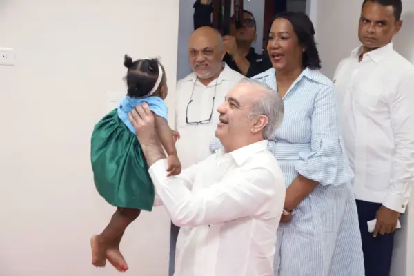 El centro fue inaugurado por el presidente Luis Abiander.