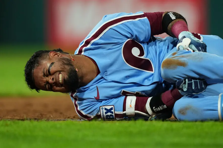 Luis Arráez se lesionó la semana pasada del tobillo.   AP