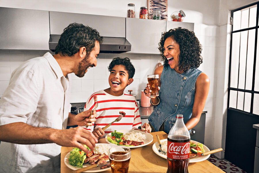 Coca-Cola revive su apuesta por las emociones con 'El mundo puede esperar'