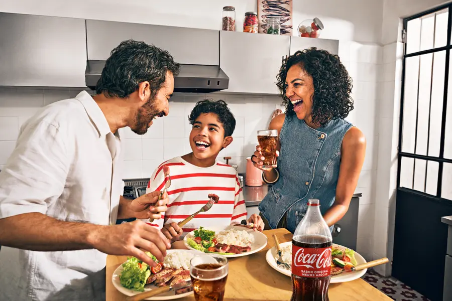Coca-Cola revive su apuesta por las emociones con 'El mundo puede esperar'