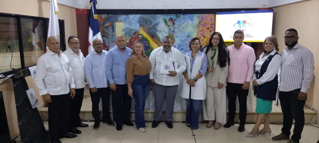 El presidente de de la CNDU, junto a sus miembros.