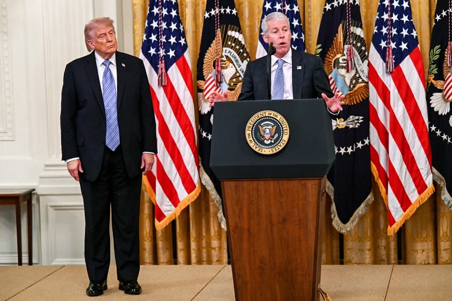 El secretario de Energía de Estados Unidos, Chris Wright, len una fotografía de archivo