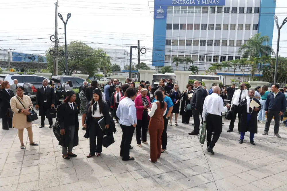 Empleados del Ministerio de Energia y Minas durante el Simulacro Nacional