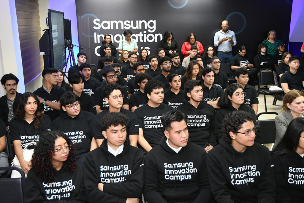 Jóvenes dominicanos de 20 a 25 años pueden optar por 350 becas del Samsung Innovation Campus para estudiar inteligencia artificial y programación.