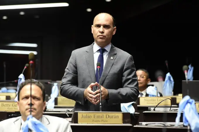 Diputado pide al Gobierno aumento salarial para el personal administrativo del sistema Educativo