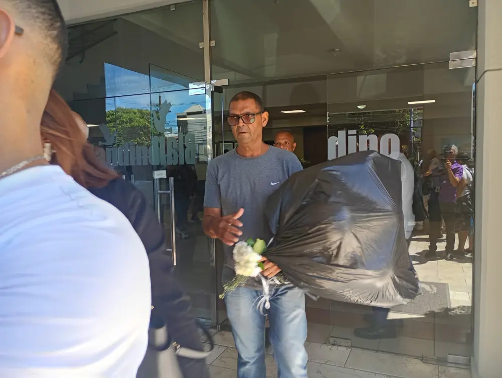 Familaires y allegados de Zeneida Socorro Altagracia dan ultimo adios. Yanet Feliz.