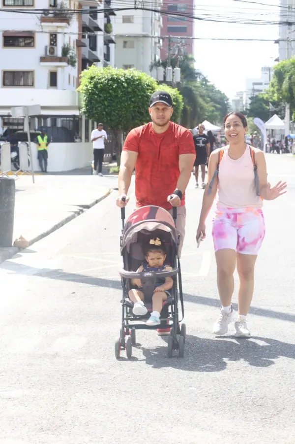 Familias pudieron disfrutar de más de un kilómetro de espacio para caminar y hacer actividades recreativas. José Francisco.