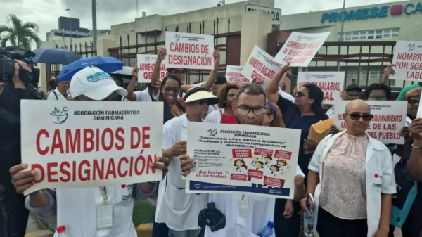 Farmacéuticos de Promese protestan frente a la entidad en reclamo de mejoras