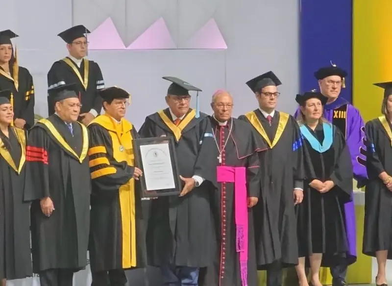 Franjul recibió la distinción acompañado de familiares1