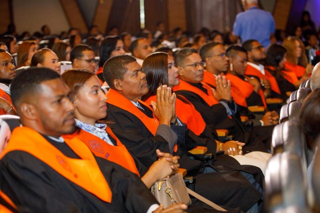 Abinader exhorta a 147 servidores públicos graduados a ejercer sus funciones con ética y transparencia