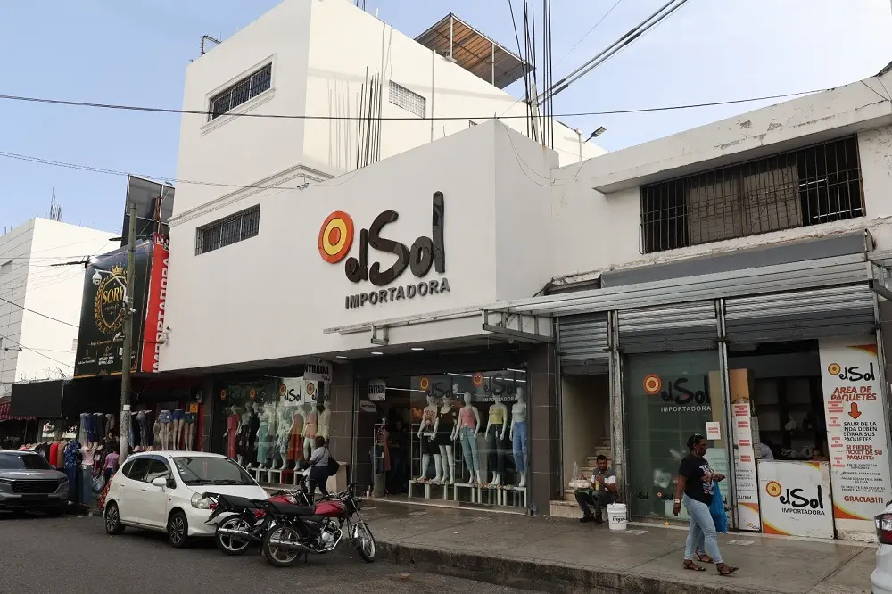 Los pocos comerciantes dominicanos que quedan en la Duarte cuentan cómo han logrado sobrevivir